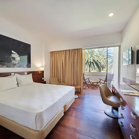 Hotel & 4*